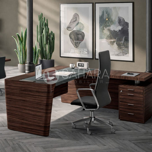 Côtés revêtus en cuir ép. 1,3 mm, avec coutures décoratives en teinte sur tout le périmètre. Densité panneau: 670/730 kg/m3. Retour caisson fixe a entretoise entre plateau et caisson. 