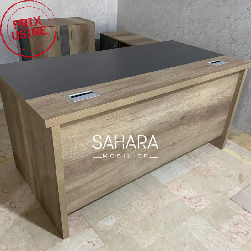 Bureau de direction en MDF et blanc et beige avec retour exposé dans le showroom avec pack fauteuil noir en  simili cuir