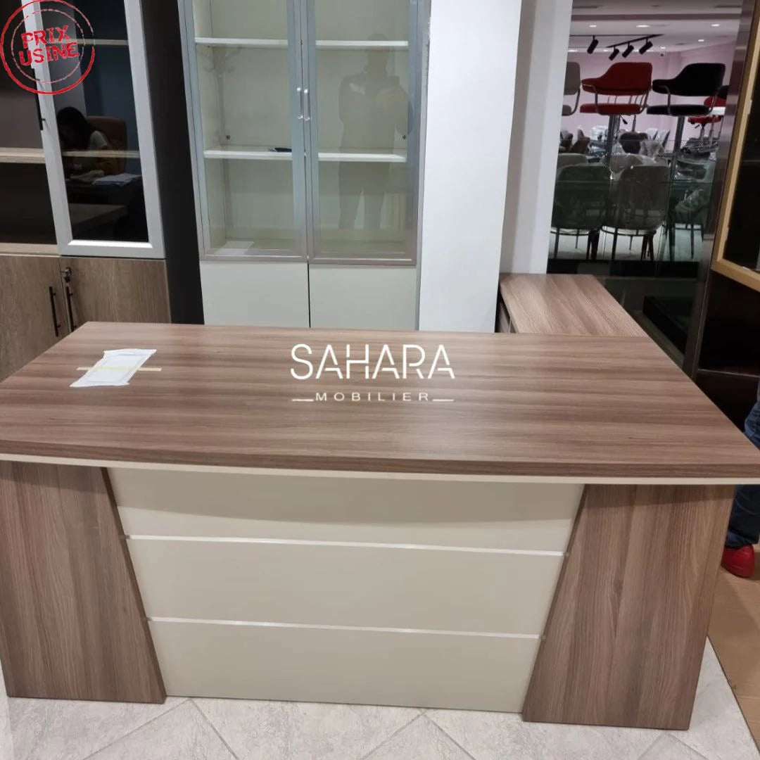 bureau de directeur avec retour mobile en blanc et beige exposé dans le showroom