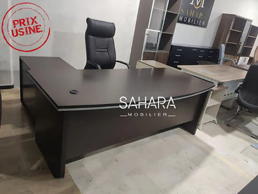 bureau de directeur en bois mélaminé exposé d'une salle avec un fauteuil bleu en Mesh