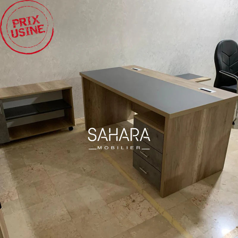 Bureau de direction en MDF et blanc et beige avec retour mobile exposé dans le showroom avec pack fauteuil noir en  simili cuir