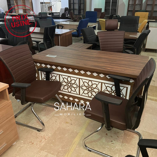 bureau de directeur exposé avec des fauteuil de haut gamme en simili cuir 
le voile de bureau contient des motif traditionnel en blanc