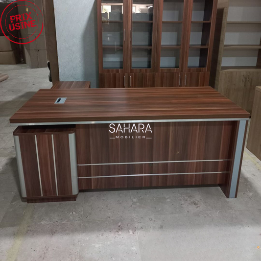 Bureau de directeur en bois mélaminé en marron avec des rayures en gris exposé avec des bibliothèque semi vitré