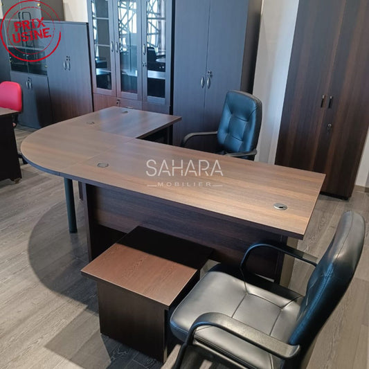 Bureau de direction avec retour semi rond exposé avec des chaises en simili cuir avec une table basse