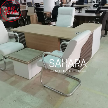 Bureau de direction avec retour avec des rayures sur les deux cotés
exposé dans le showroom avec un ensemble de fauteuils blanc en simili cuir