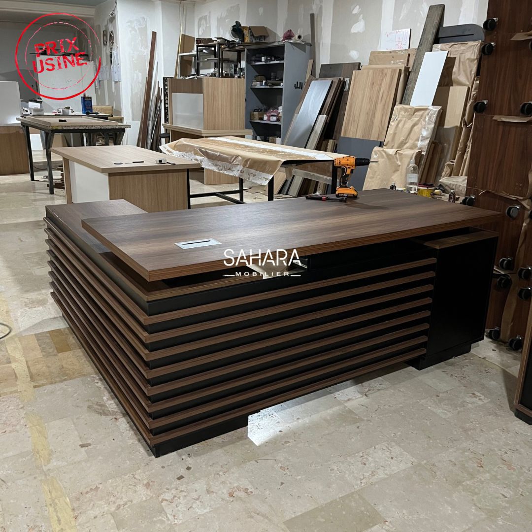 Bureau en bois avec passes câble le voile du bureau contient des rayures en marron et noir