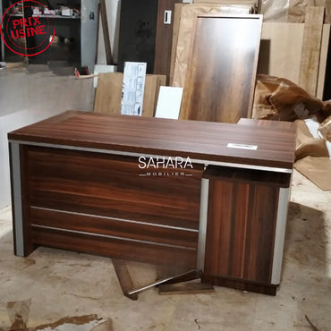 Bureau de directeur en bois mélaminé en marron avec des rayures en gris avec passe câble