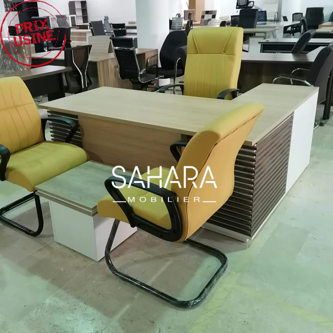 Bureau de direction avec retour avec des rayures sur les deux cotés
exposé dans le showroom avec un ensemble de fauteuils jaune en simili cuir et une table basse