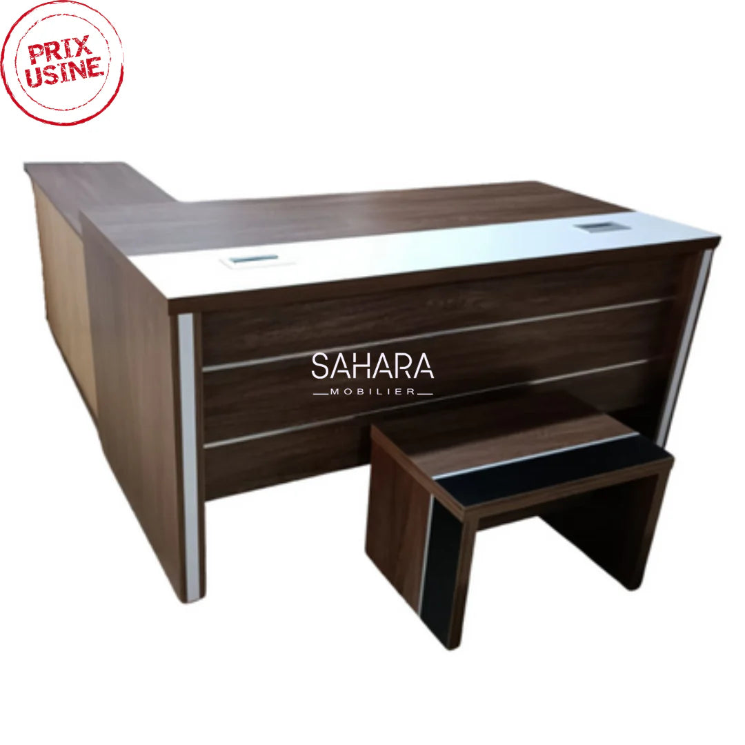 bureau de direction en Marron, bois mélaminé exposé avec une table basse