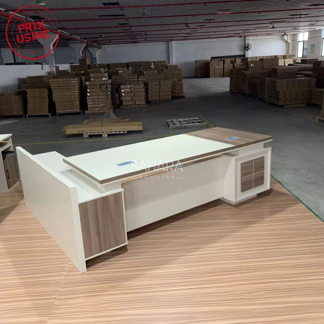 bureau en beige exposé dans le dépôt