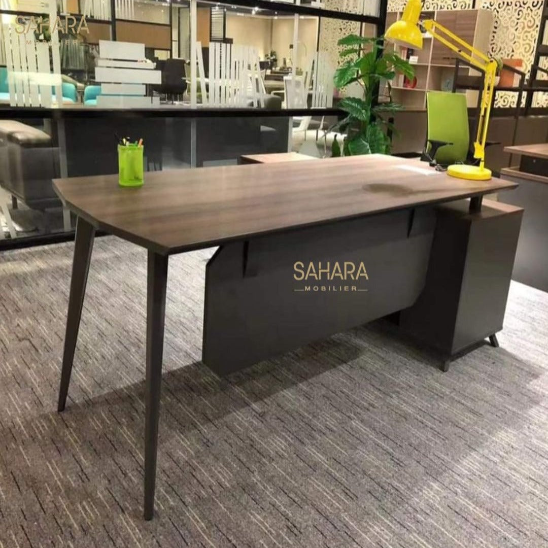 Bureau avec retour fixe sur caisson piètements en métal exposé dans un showroom