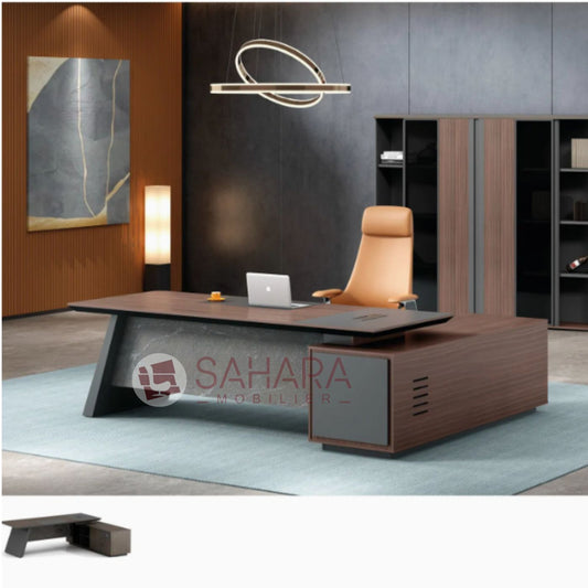 Bureau de direction SUN sur retour fixe et caisson mobile, exposé dans un showroom avec un fauteuil de direction Marron en simili cuir dossier haut