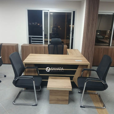 exposition d'un bureau de directeur en beige avec pack fauteuil en Mesh et une table basse même couleur que le bureau