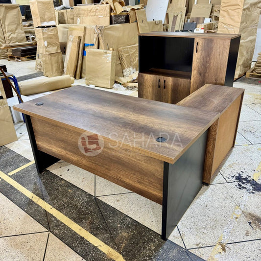 Plan principal composé d’un plateau et de deux pieds en MDF, épaisseur 25 mm
Dimensions du plateau principal : profondeur 800 mm, hauteur 740 mm
Voile de fond : épaisseur 19 mm, pour plus de stabilité et d’élégance
Plan retour : largeur 450 mm, profondeur 800 mm, hauteur 740 mm
Caisson mobile inclus, facilitant l'organisation des documents et des fournitures