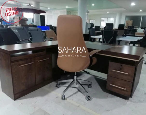 Bureau de direction avec retour exposé dans le showroom avec fauteuil de directeur en Mesh