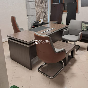 Bureau de direction en Marron avec pack de fauteuil en simili cuir gris et une table basse