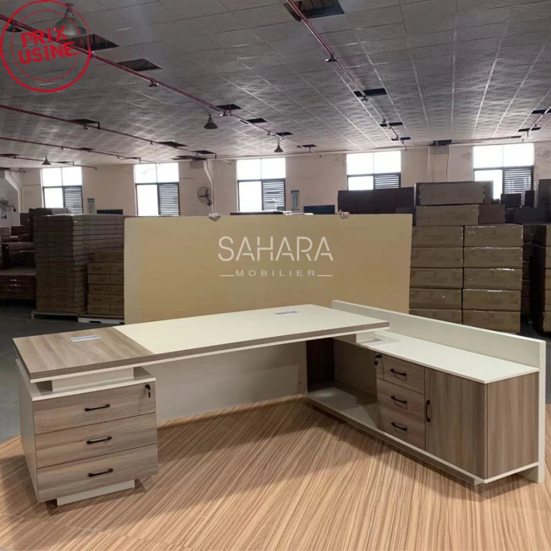 bureau en beige exposé d'un espace professionnel avec un fauteuil de direction en simili cuir
le bureau contenant un caisson de 3 tiroir et un meuble de rangement fixé sur le bureau
