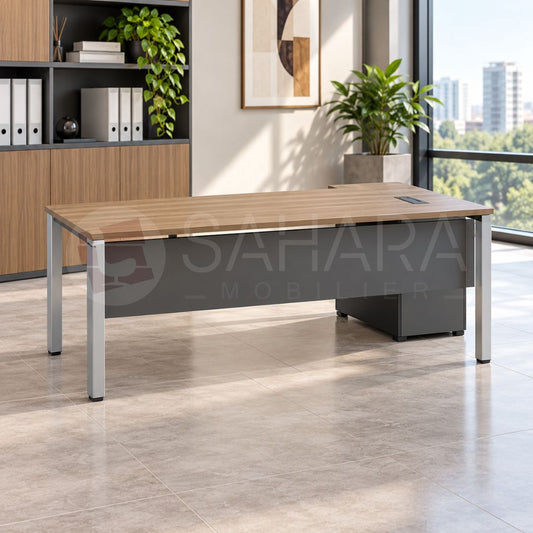 Bureau professionnel avec plateau finition bois, piétement métallique clair, voile de fond gris foncé et module passe-câbles.