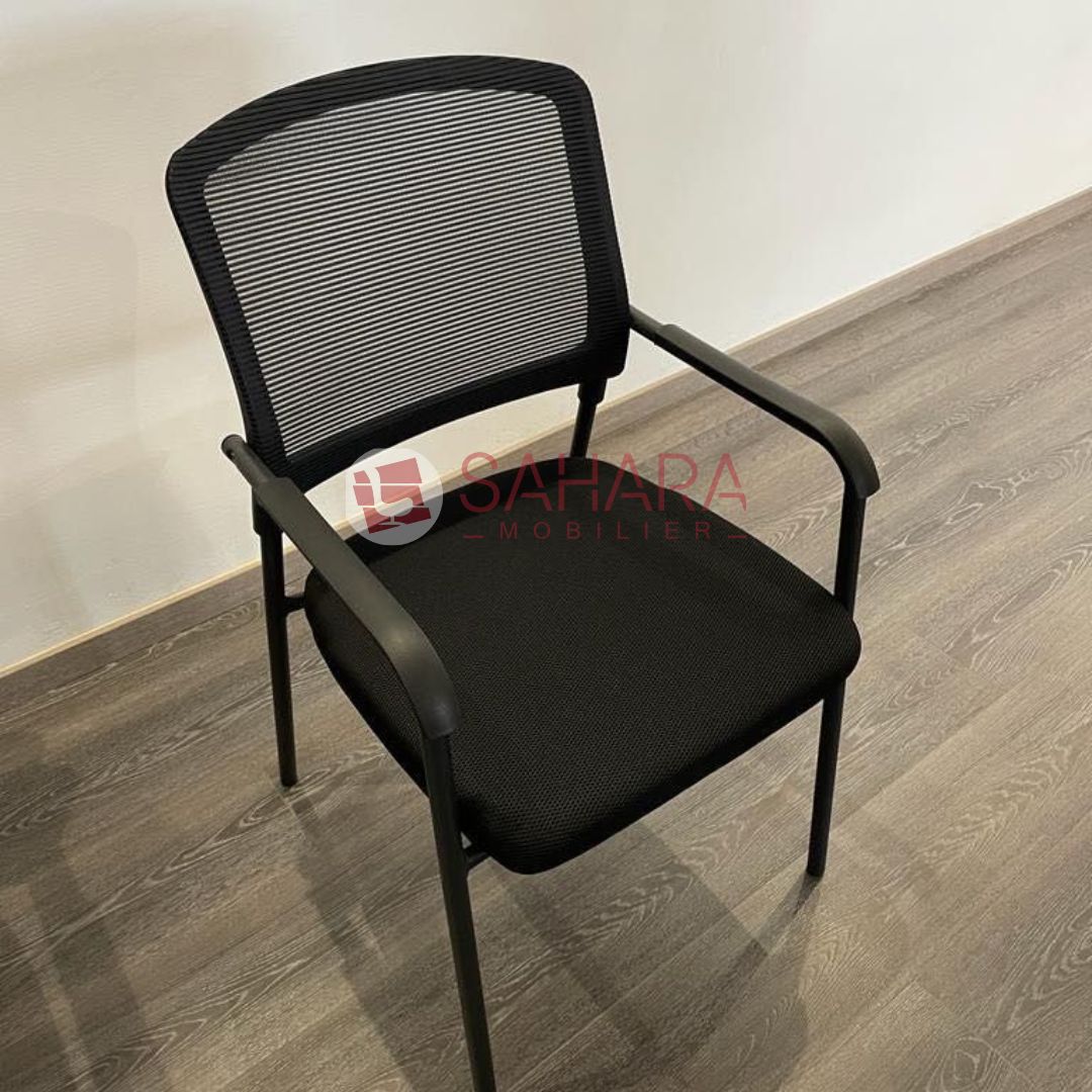 Chaise visiteur en Mesh avec accoudoirs fixes sur le dossier et l'assise revêtu en tissu