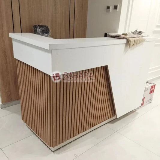 Ce comptoir d’accueil moderne et professionnel est conçu pour valoriser l’image des entreprises, bureaux, cabinets, hôtels, cliniques et espaces commerciaux. Son design contemporain associe une structure blanche élégante à une façade décorative en bois à lattes verticales,