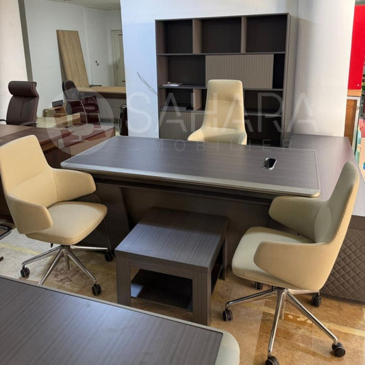 Plateau principal large avec épaisseur renforcée
Surface résistante aux rayures et à l’usure
Finition bois moderne facile d’entretien
Espace de travail confortable et ergonomique