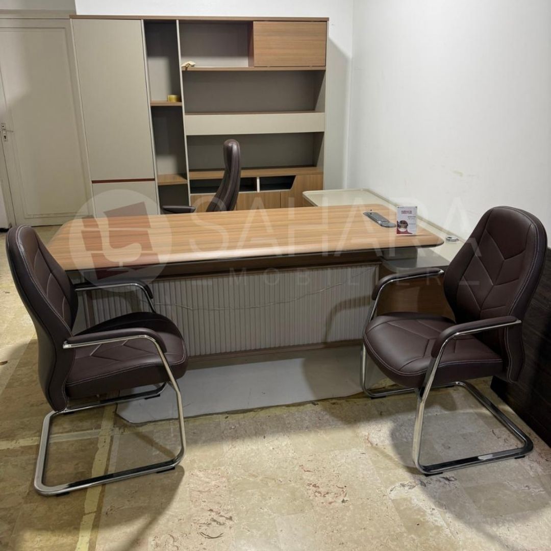 Voile de fond : panneau de mélaminé assorti, offrant une finition esthétique et une rigidité supplémentaire
Caisson mobile : généralement équipé de 3 tiroirs avec fermeture centralisée
Retour : fixe offrant un espace de travail supplémentaire et des options de rangement