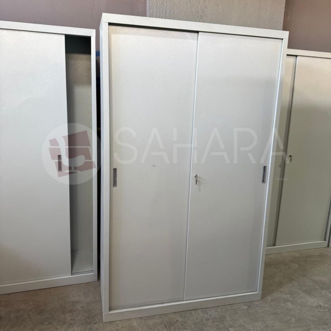 Armoire haute avec portes coulissantes pour optimiser l’espace