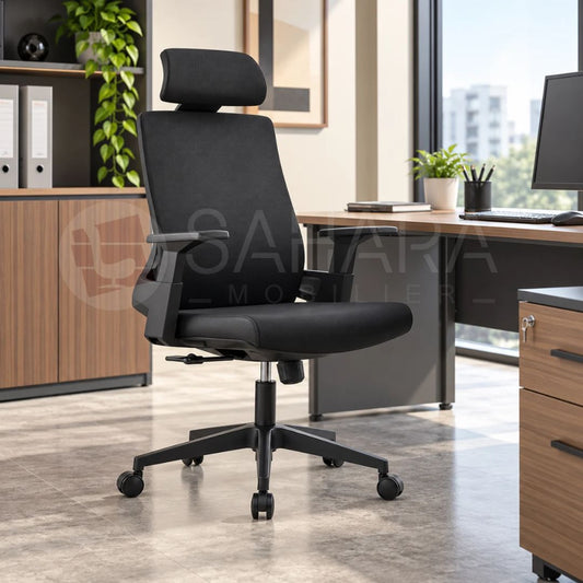 Fauteuil de direction ergonomique noir avec dossier haut, appui-tête, accoudoirs et piétement étoile à roulettes.