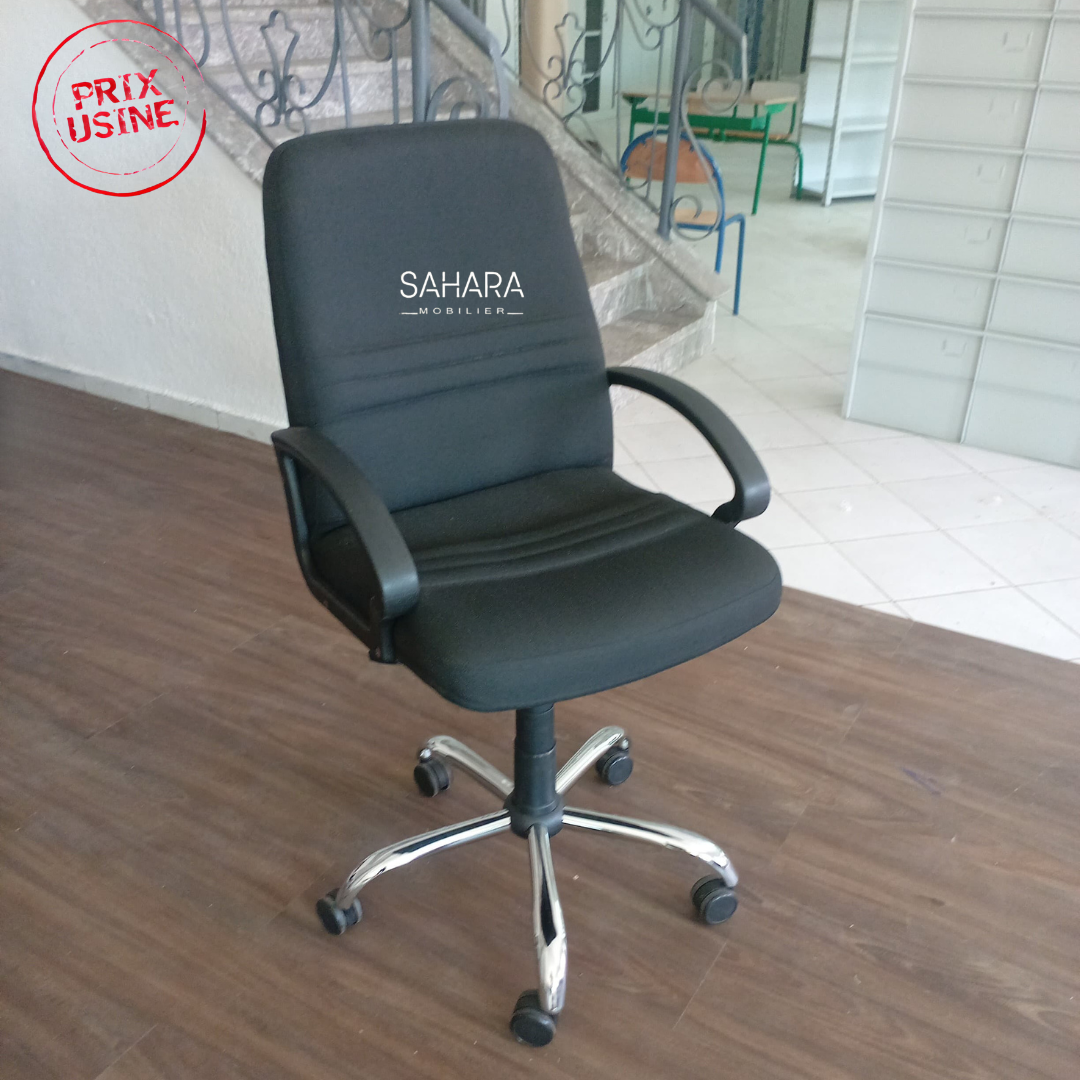 fauteuil en tissu noir accoudoirs fixe sur structure de la chaise
les roulettes en matière chromé forme étoile