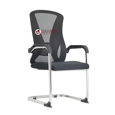 Un dossier en maille respirante avec support lombaire intégré pour un confort optimal.
Une assise rembourrée en tissu haute densité pour un excellent maintien.
Des accoudoirs en PVC solidement fixés au dossier et à l'assise pour une meilleure stabilité.
Une base en métal chromé assurant robustesse et élégance.