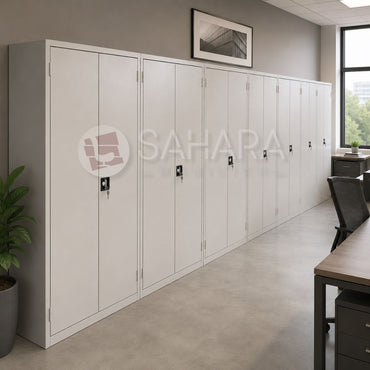Cette armoire haute métallique est dotée de deux portes battantes et offre une grande capacité de rangement.