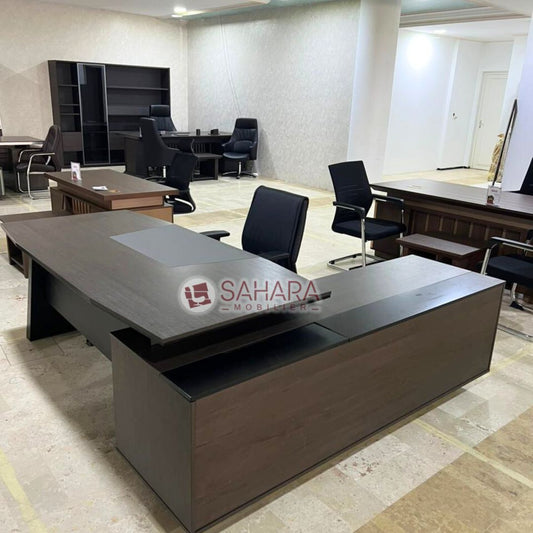 Structure : MDF haute densité, résistant à l’usage quotidien
Revêtement : Finition mélaminée de qualité supérieure
Résistance : Anti-rayures, anti-humidité et facile à entretenir
Design : Moderne et épuré, adapté aux environnements professionnels
Plateau : Large surface de travail pour un confort optimal
Piètement : Stable et robuste, garantissant une excellente durabilité