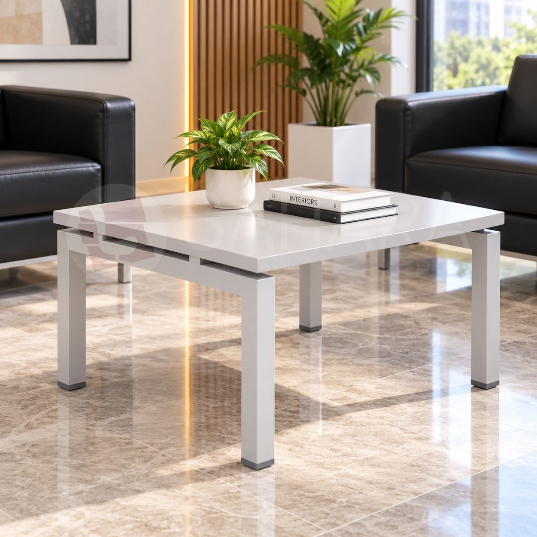 Table basse carrée blanche de 60 × 60 cm avec plateau carré et piétement métallique à quatre pieds.