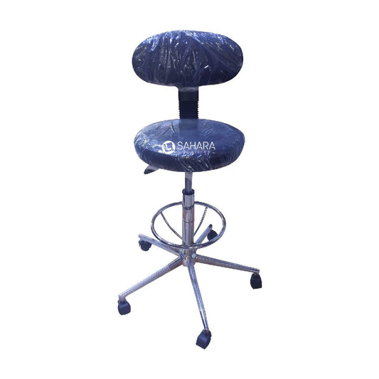 Structure : Base en métal chromé ou PVC pour une robustesse et une stabilité optimales.
Assise : Coussin rond rembourré en mousse avec revêtement en simili cuir résistant, facile à nettoyer.
Dossier : Conçu pour offrir un soutien lombaire, recouvert du même matériau que l'assise pour un design uniforme.
Réglage en hauteur : Système à vérin pneumatique permettant un ajustement facile de la hauteur pour s'adapter aux différents plans de travail.
Mobilité : Équipé de roulettes pivotantes pour un déplacement fl