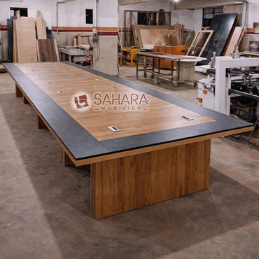 La table de conférence – Réf. C0622 est conçue pour équiper les salles de réunion, salles de conférence et espaces de décision des entreprises modernes. Elle combine design contemporain, solidité et fonctionnalité, offrant un cadre idéal pour les réunions professionnelles, présentations et échanges stratégiques.