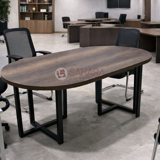 Table de réunion semi-métallique installée dans bureau professionnel