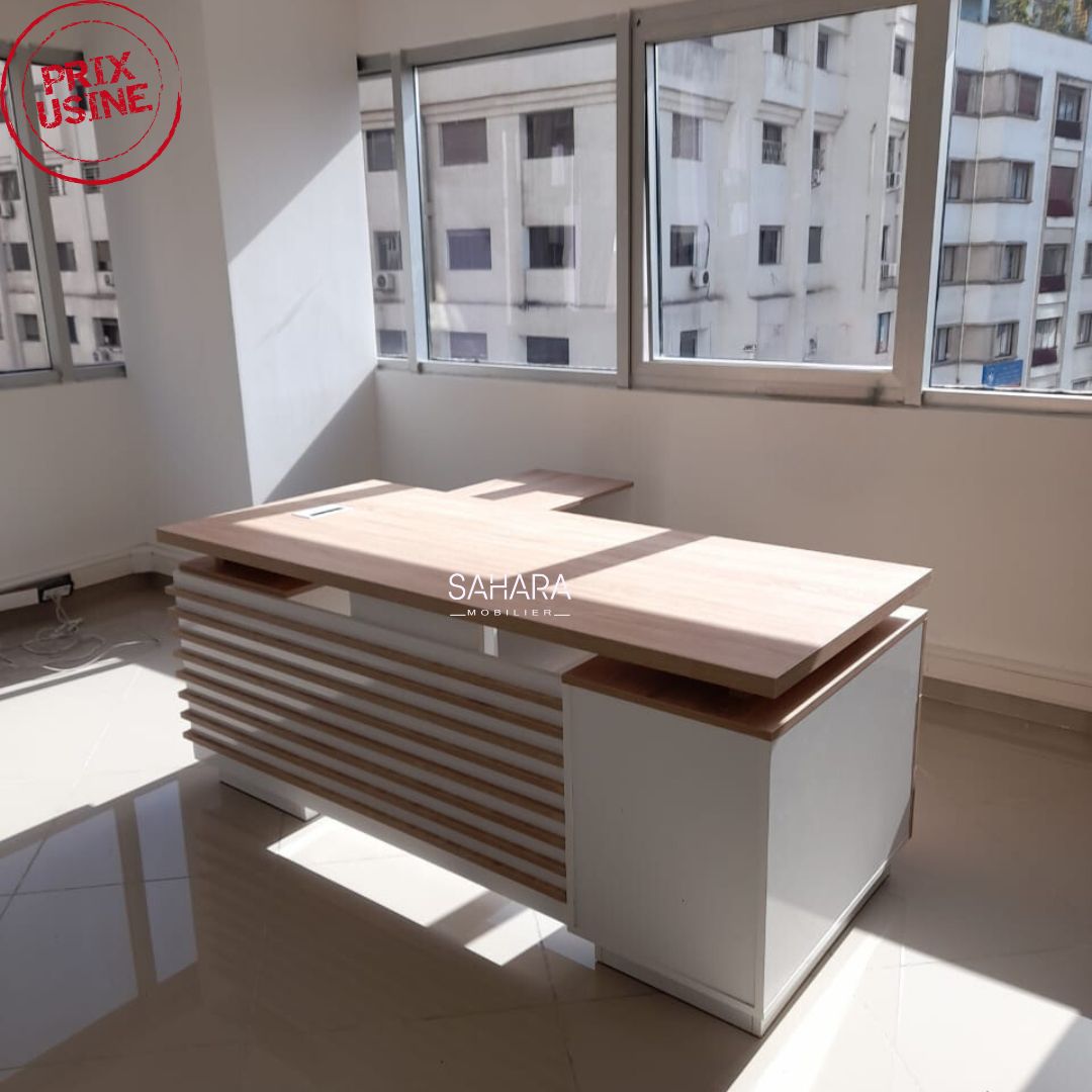 Bureau en bois avec passes câble le voile du bureau contient des rayures en beige et blanc exposé dans salle