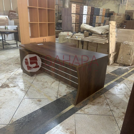 Dimensions générales
Longueur : 220 x P100 H72 cm
Débordement frontal (côté utilisateur) : 300 mm
Structure; Matériaux
Plateau supérieur :
Réalisé en MDF haute densité de 38 mm, plaqué bois massif.
Chants ABS 0,8 mm, finition assortie, collage thermofusible.
Débord frontal de 300 mm pour une meilleure ergonomie et un confort d’échange avec les visiteurs.
Voile de fond :
En MDF 18 mm, finition coordonnée.
Rôle double