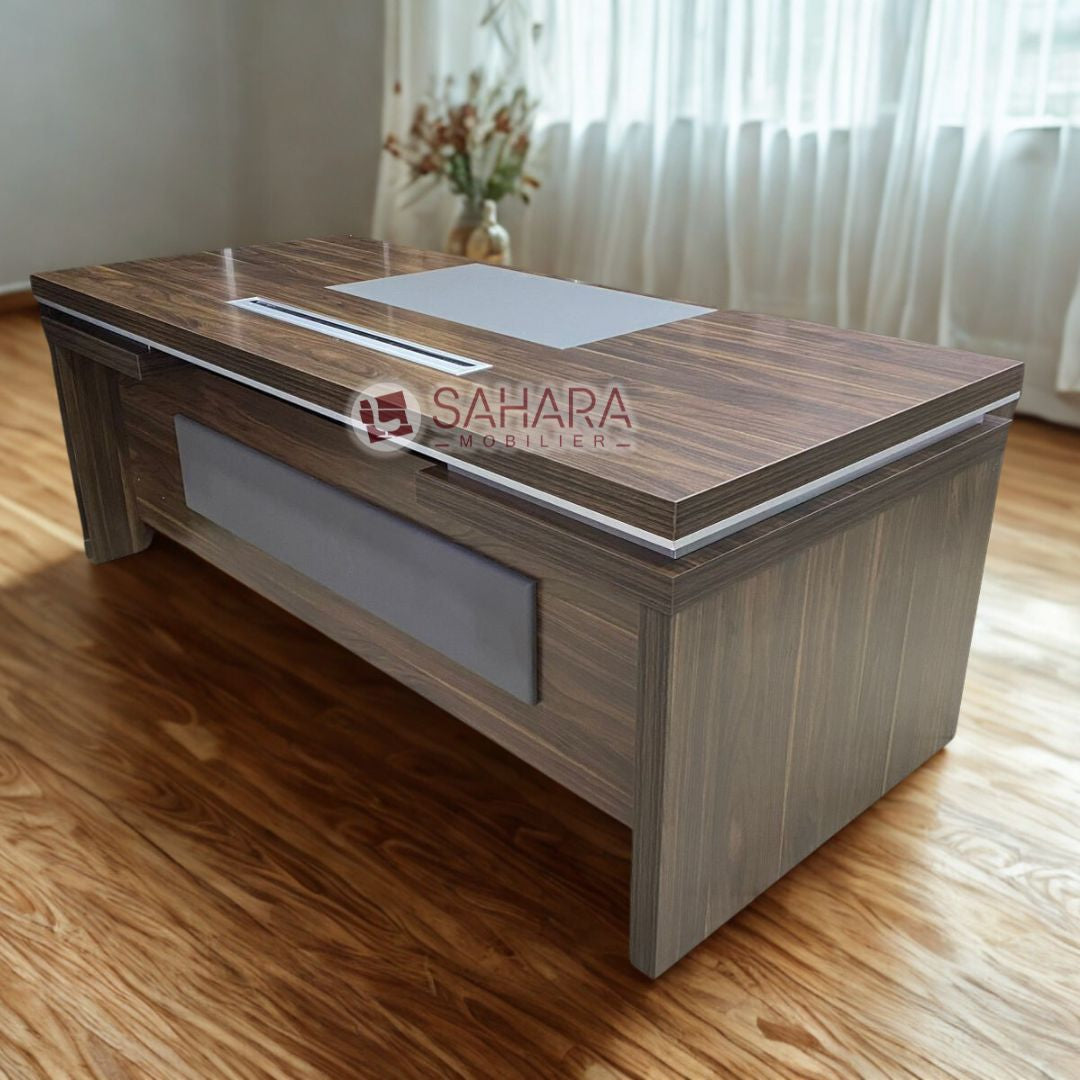 Le bureau de direction ADELA – Réf. C0619 est un mobilier de bureau haut de gamme conçu pour répondre aux exigences des espaces de direction modernes. Alliant design élégant, robustesse et fonctionnalité, il apporte une touche de prestige et de professionnalisme à tout bureau exécutif.