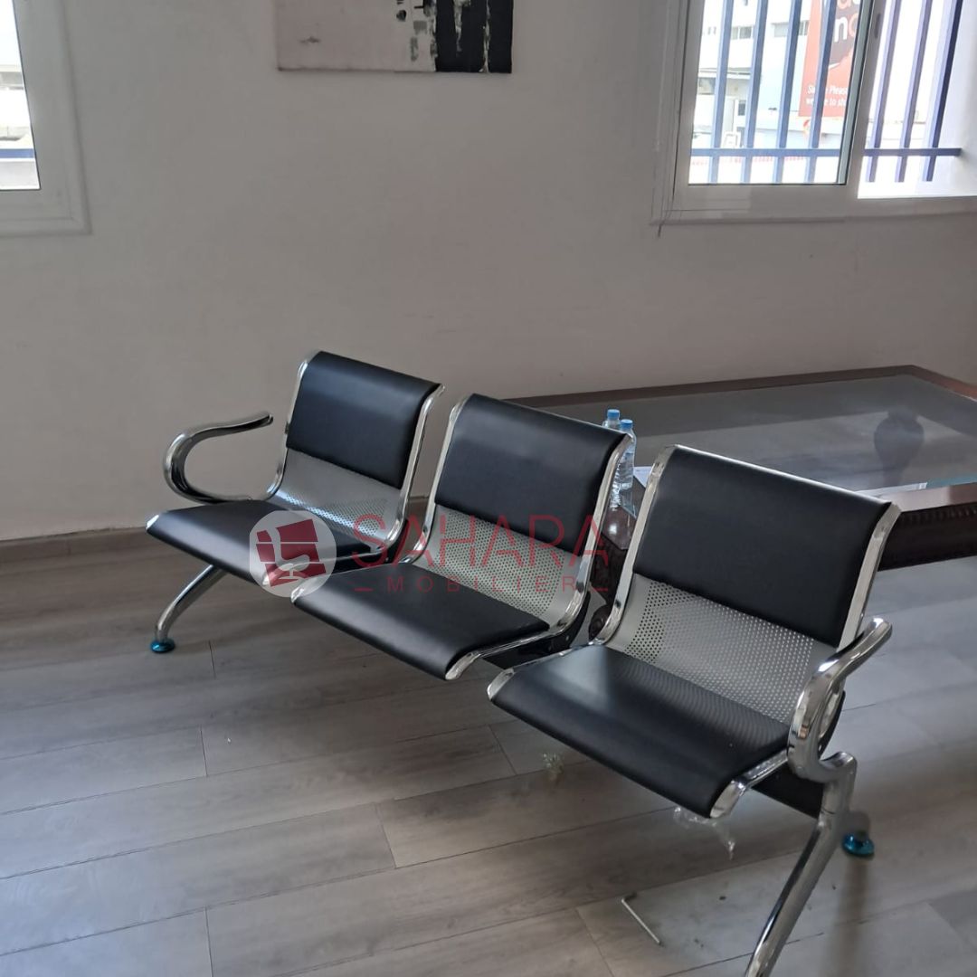 banquettes d'accueil semi-métallique 3places avec accoudoirs fixes sur l'assise .dossier et l'assise en simili cuir