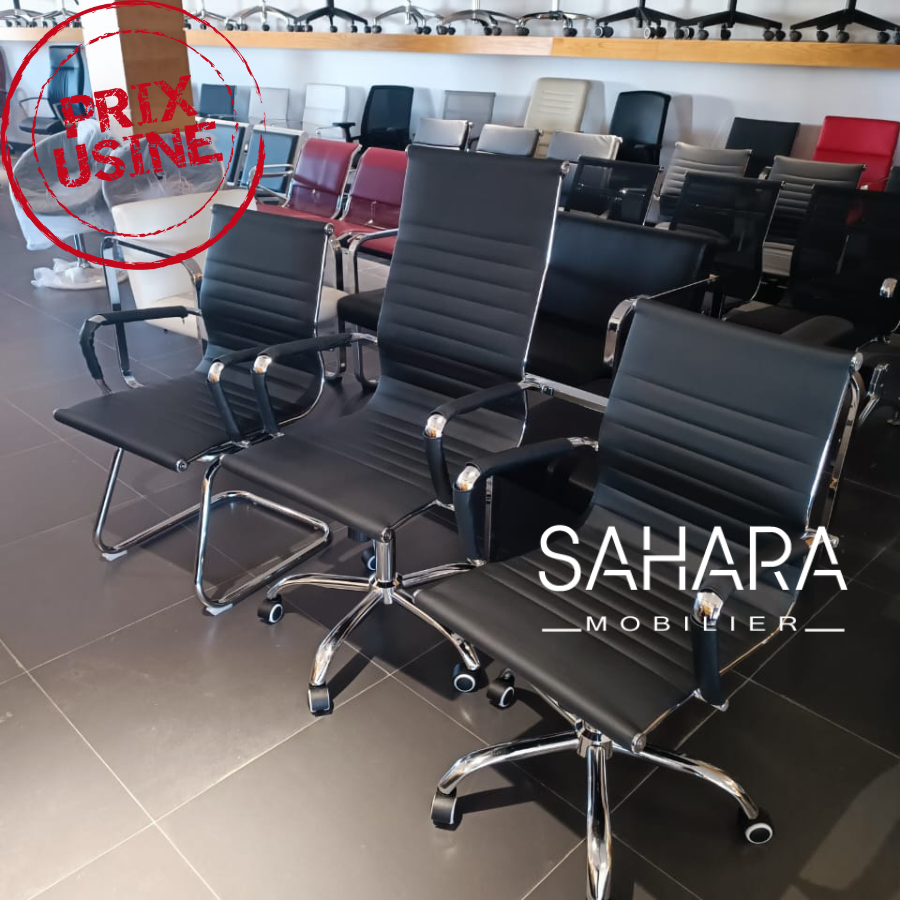 pack fauteuil de bureau en simili cuir noirexposé dans un showroom
