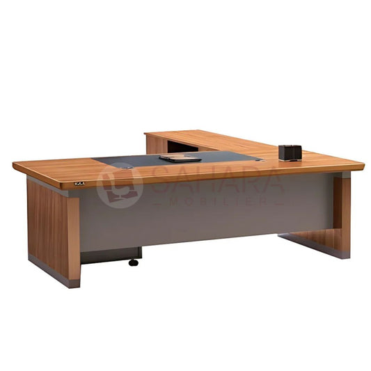 o	Matériaux : Bois mélaminé/MDF ;
o	Dimensions (LxPxH) : minimum 1600 à 1800 x 800 à 900 x 730 à 760 mm, épaisseur minimum 60 mm ;    
o	Piétements en bois MDF/mélaminé d’épaisseur minimum 55 mm ;      
o	Sous-main intégré en simili cuir noir ;                 
o	2 obturateurs pour passage de câbles ;              
o	Voile de fond en bois mélamine gris.                  
	Retour mobile : 
o	Dimensions : minimum 1200 x 400 x 680 mm ; 
o	Comprenant deux portes ouvrant à la française à chaque extrémité et une