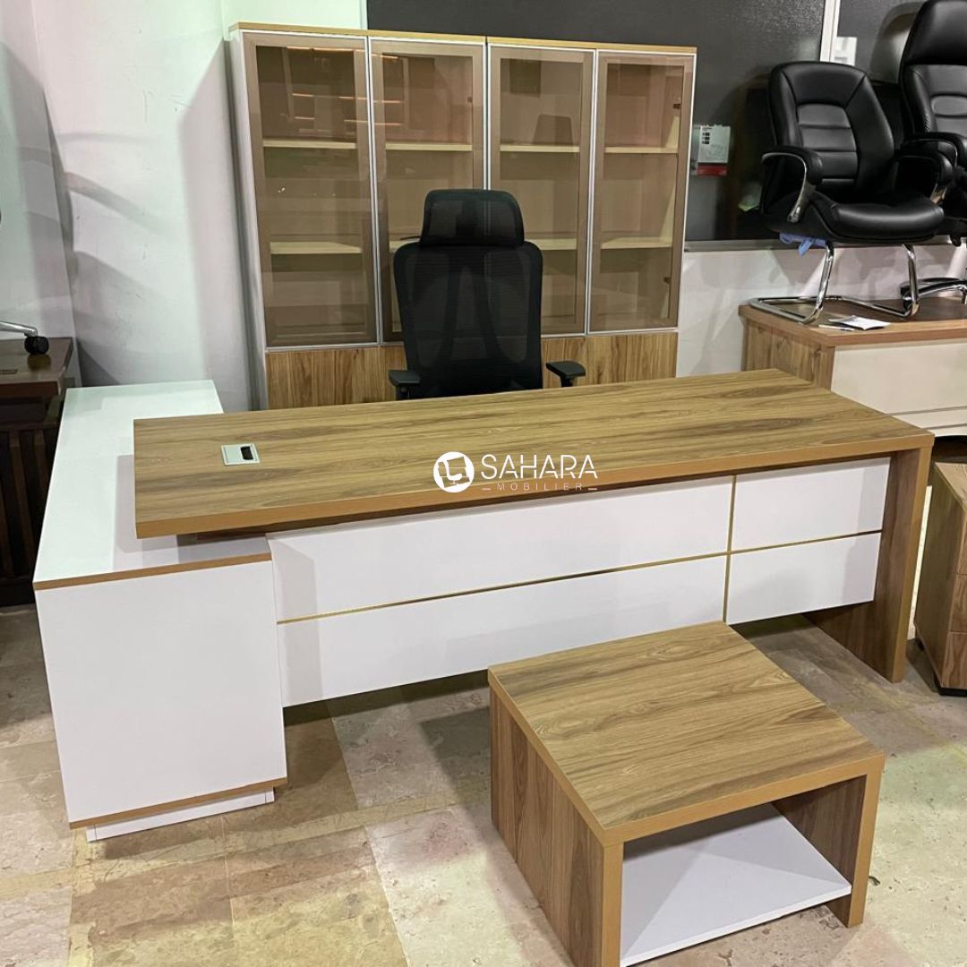 bureau exposé sur showroom en blanc avec retour et caisson mobile