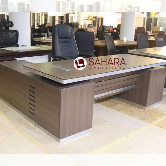 bureau de direction en bois avec retour et des niches de rangement intégré sur le bureau