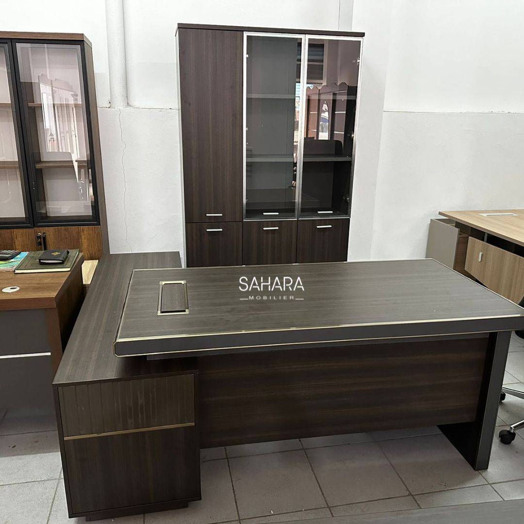 bureau de direction en bois mélaminé avec retour exposé au showroom avec armoire vitré