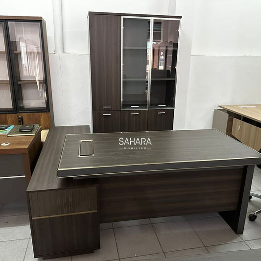 bureau de direction en bois mélaminé avec retour exposé au showroom avec armoire vitré