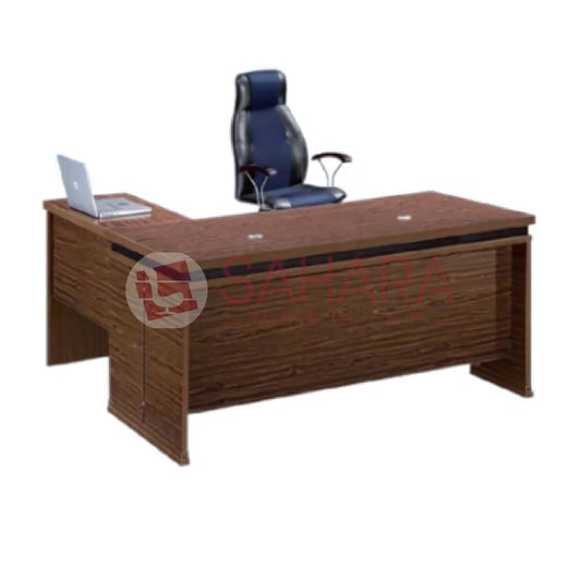 Caractéristiques principales :
Structure en panneaux MDF haute densité (épaisseur 25 mm) pour une excellente robustesse et durabilité
Revêtement mélaminé décor bois naturel foncé, résistant aux rayures et facile à entretenir
Plateau rectangulaire spacieux avec chants renforcés, conçu pour un usage intensif
Bande noire décorative en façade, ajoutant une touche contemporaine et professionnelle
Voile de fond pleine hauteur offrant davantage d’intimité et une finition visuelle soignée
Passages de câbles i