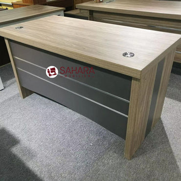 1 plan principal constitué d’un plateau et deux pieds d’épaisseur 38 mm .
1 voile d’épaisseur 19 mm Le bureau est réalisé en panneaux de particules épaisseur 38 mm
Tous les chants visibles sont bordés d’un PVC de 0,8 mm d’épaisseur 1
caisson mobile roulant à 3 tiroirs en Bois Finition en mélaminé