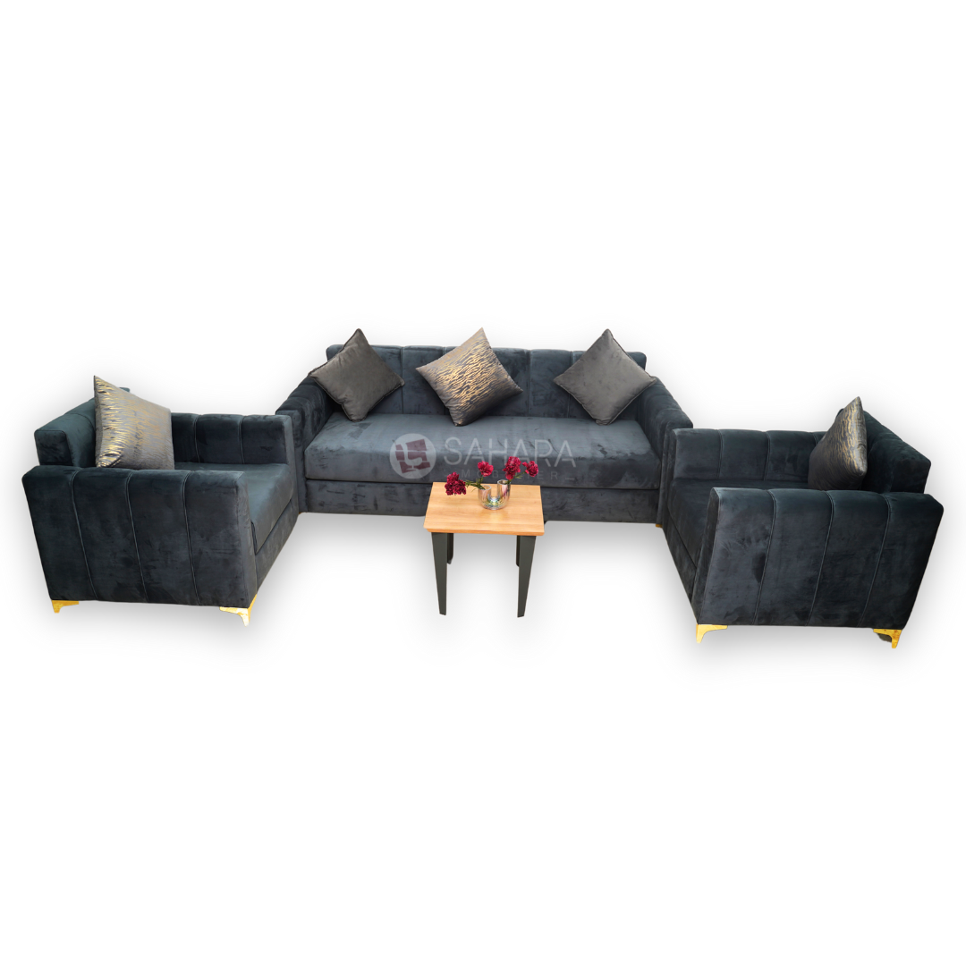 canapé fauteuil en velours en bleu nuit avec des petit coussins carré exposé avec une table en bois