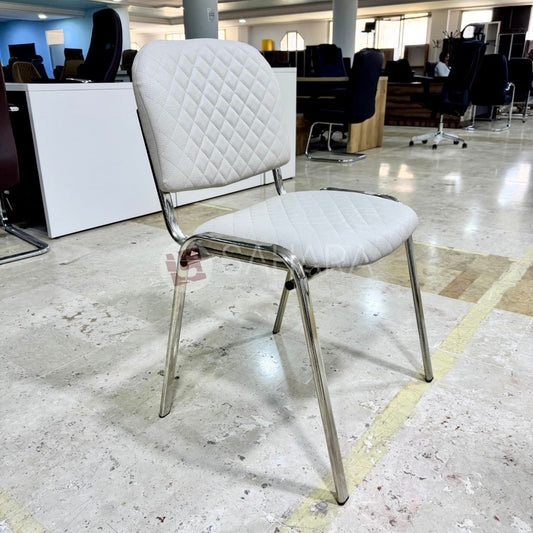 Structure en tube d’acier rond, finition peinture époxy noire pour une excellente résistance à l’usage
Pieds fixes avec embouts antidérapants, assurant stabilité et protection du sol
Assise et dossier rembourrés, pour un confort optimal même sur de longues périodes
Revêtement en tissu beige, avec surpiqûres en losanges apportant une touche élégante et professionnelle
Dossier légèrement incurvé, offrant un bon soutien lombaire et un meilleur maintien du dos